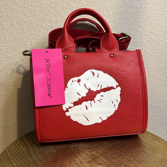 BETSEY JOHNSON XOHARLYS NWT Small lip/kiss tote/crossbody bag-red NWT - Picture 2 of 10